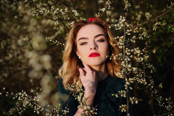 How to Style a Cropped Tuxedo Jacket for an Evening Corporate Event?