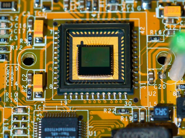 Can Smart Plasters with Wireless Sensors Detect Infection in Wounds?